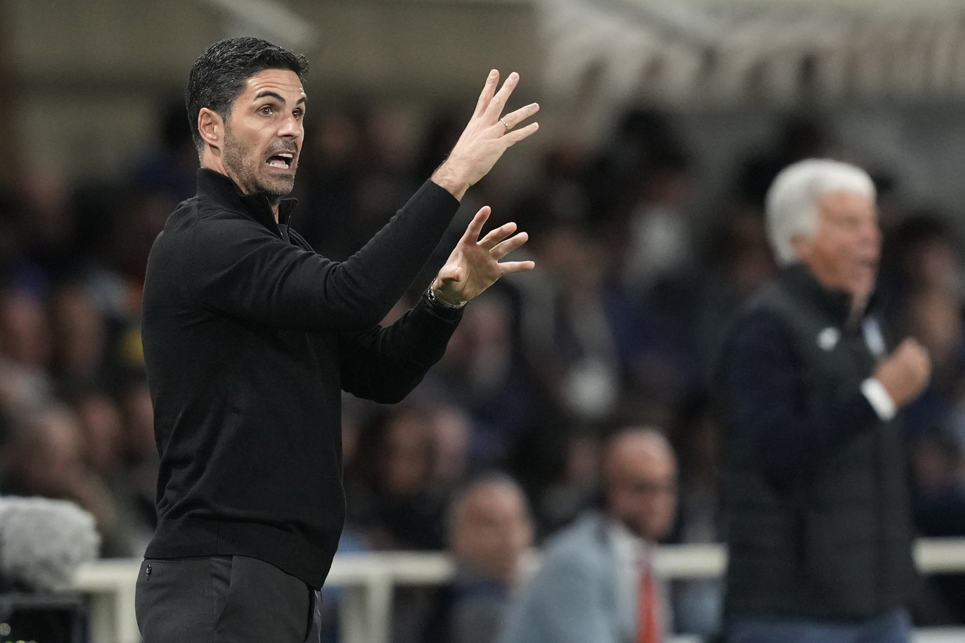 Il tecnico dell'Arsenal Mikel Arteta a bordo panchina durante la sfida con l'Atalanta in Champions League