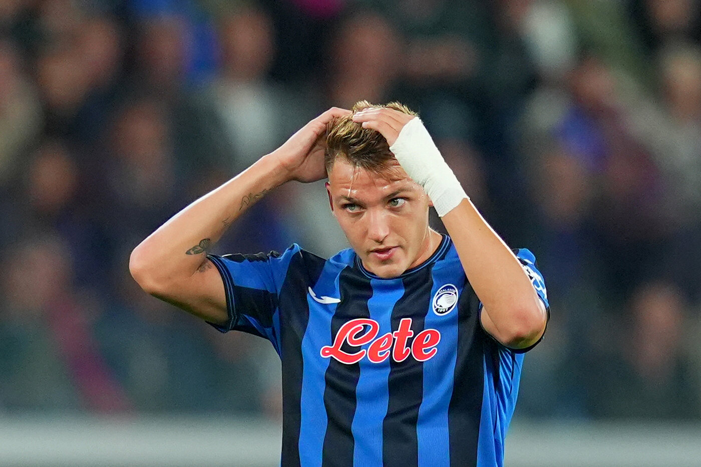 L'attaccante dell'Atalanta Mateo Retegui in campo contro l'Arsenal