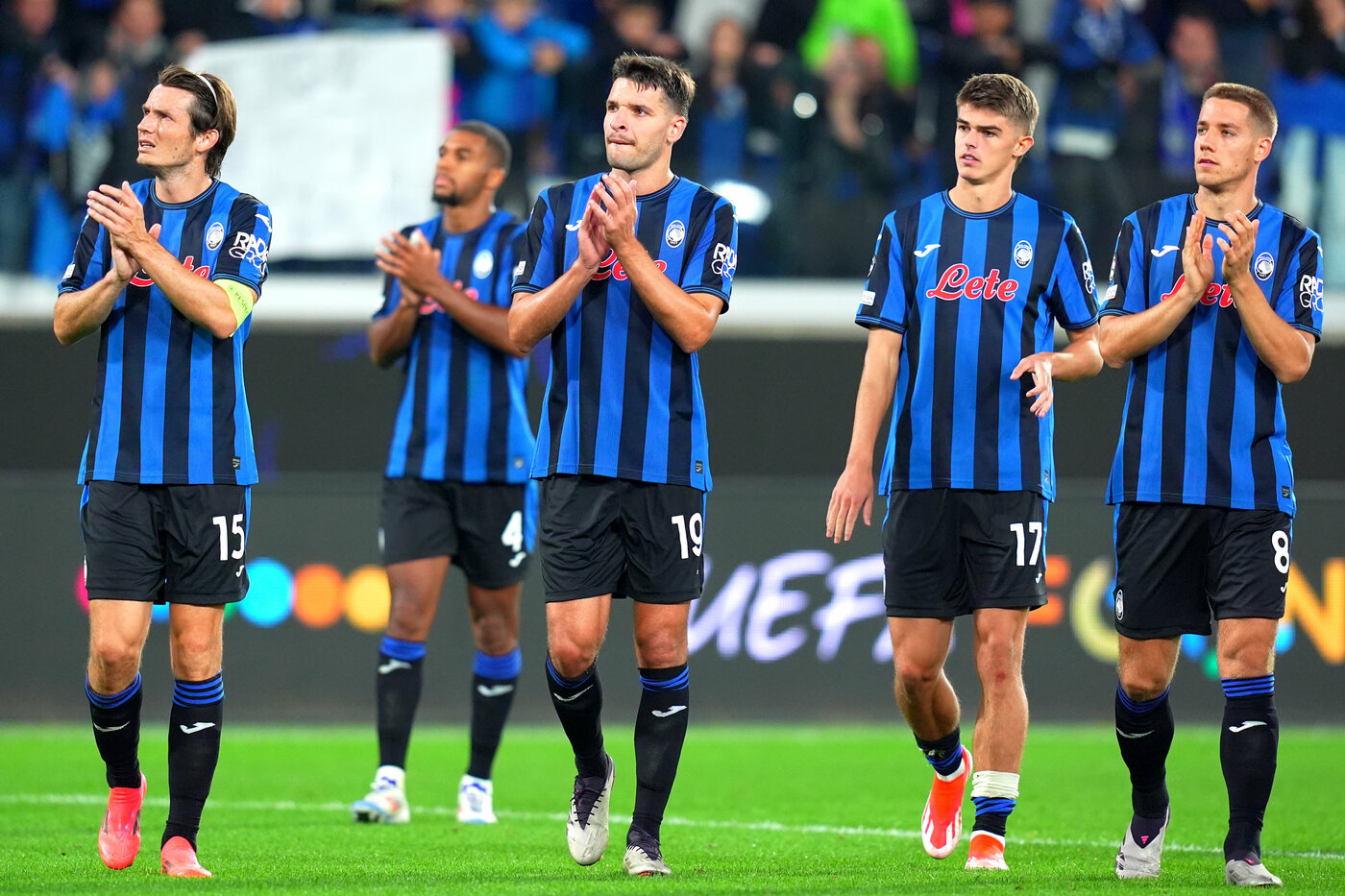 I giocatori dell'Atalanta ringraziano i tifosi al termine della partita contro l'Arsenal in Champions League