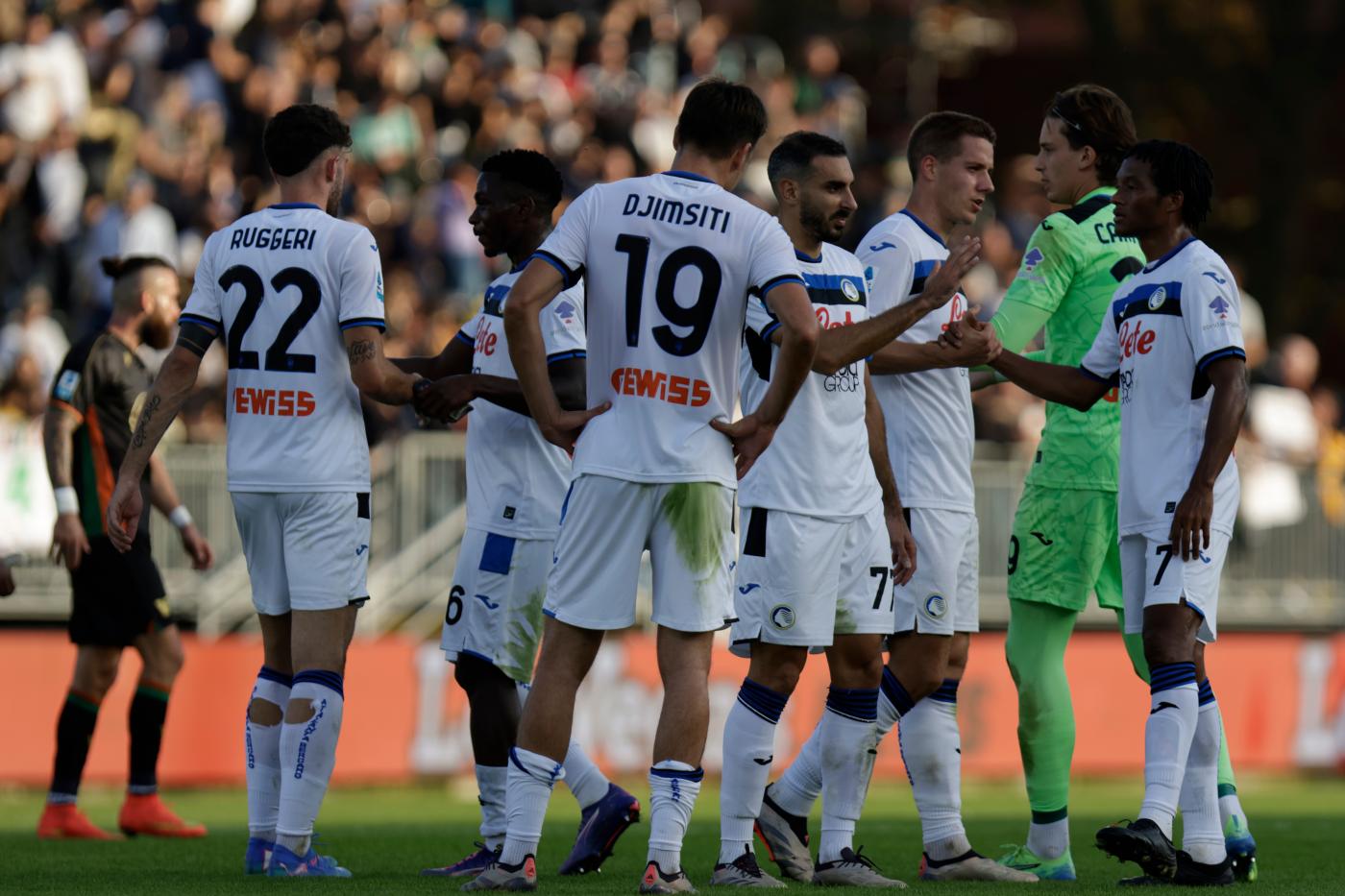 I giocatori dell'Atalanta festeggiano la vittoria sul Venezia in Serie A a fine partita