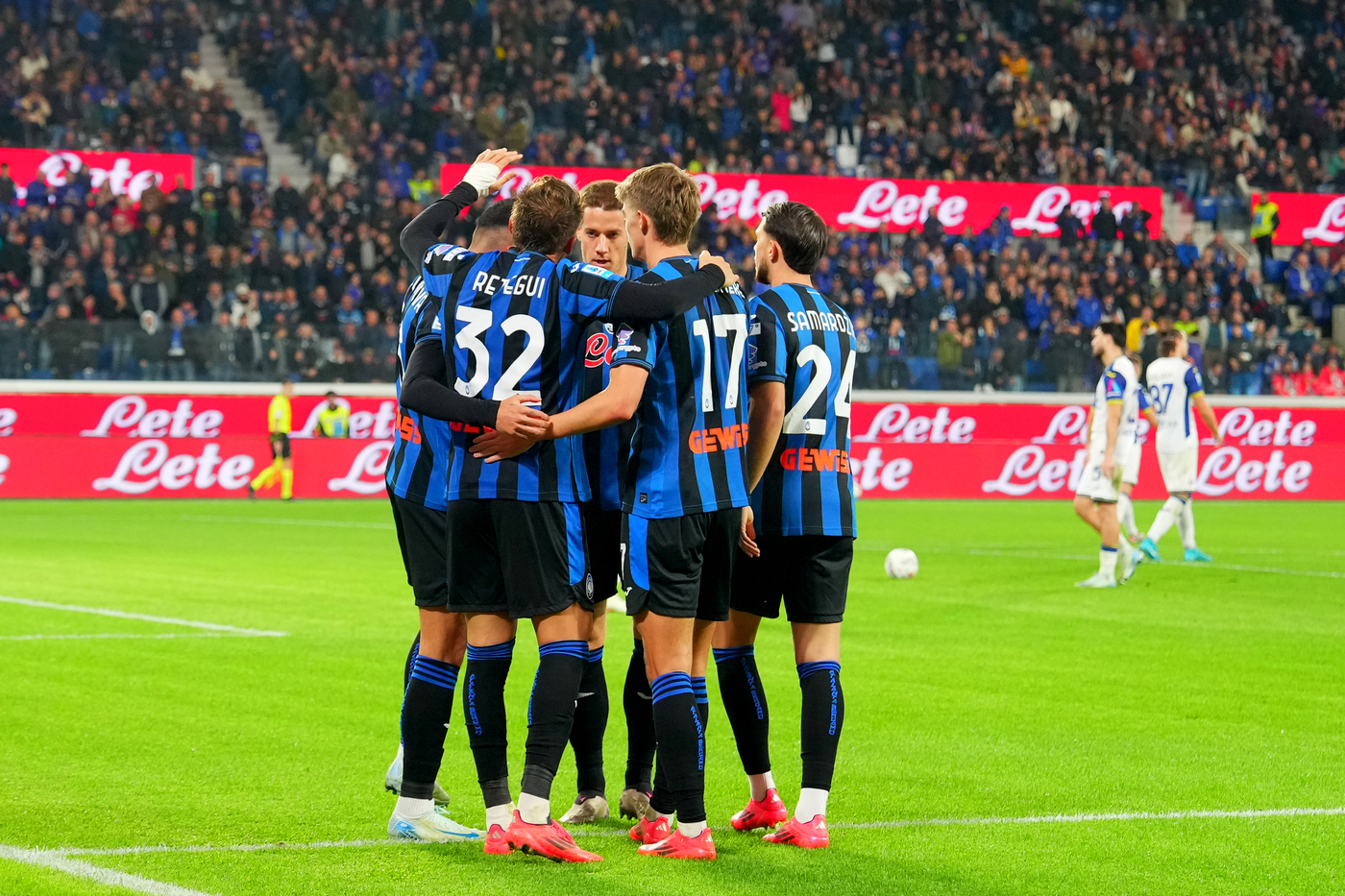 I giocatori dell'Atalanta si abbracciano dopo un gol segnato