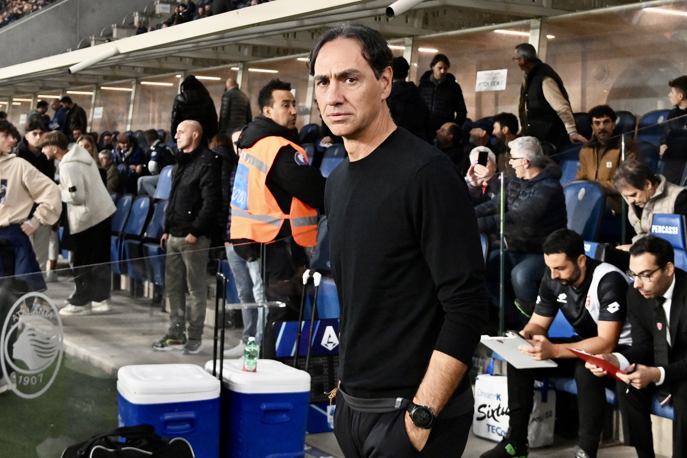 L'allenatore del Monza Alessandro Nesta a bordo panchina al Gewiss Stadium di Bergamo