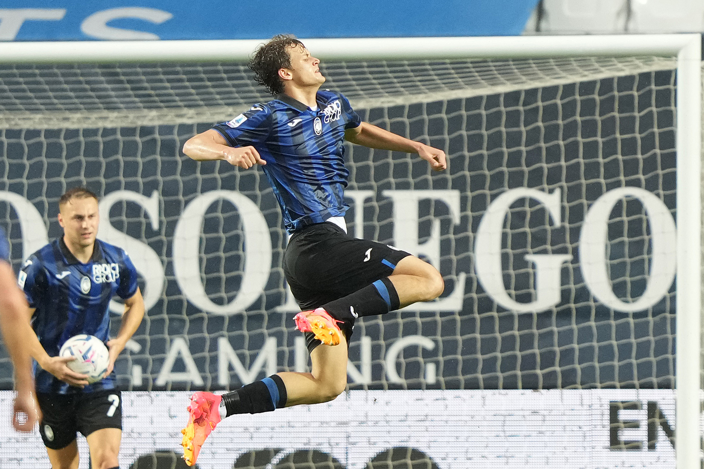 Il difensore dell'Atalanta Giorgio Scalvini esulta dopo un gol segnato alla Fiorentina in Serie A