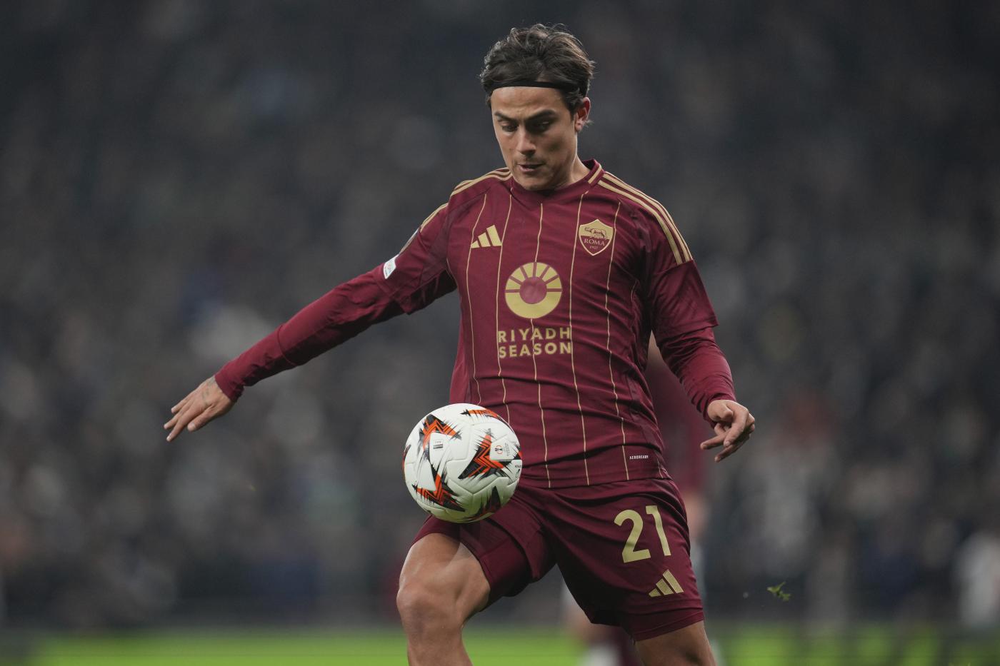 L'attaccante della Roma Paulo Dybala in campo nella trasferta di Europa League contro il Tottenham