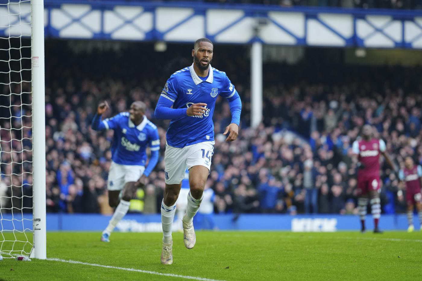 L'attaccante Beto esulta dopo un gol segnato con la maglia dell'Everton in Premier League