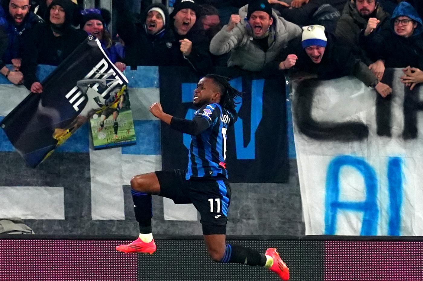 L'attaccante dell'Atalanta Ademola Lookman esulta per aver segnato il gol decisivo contro il Milan in Serie A