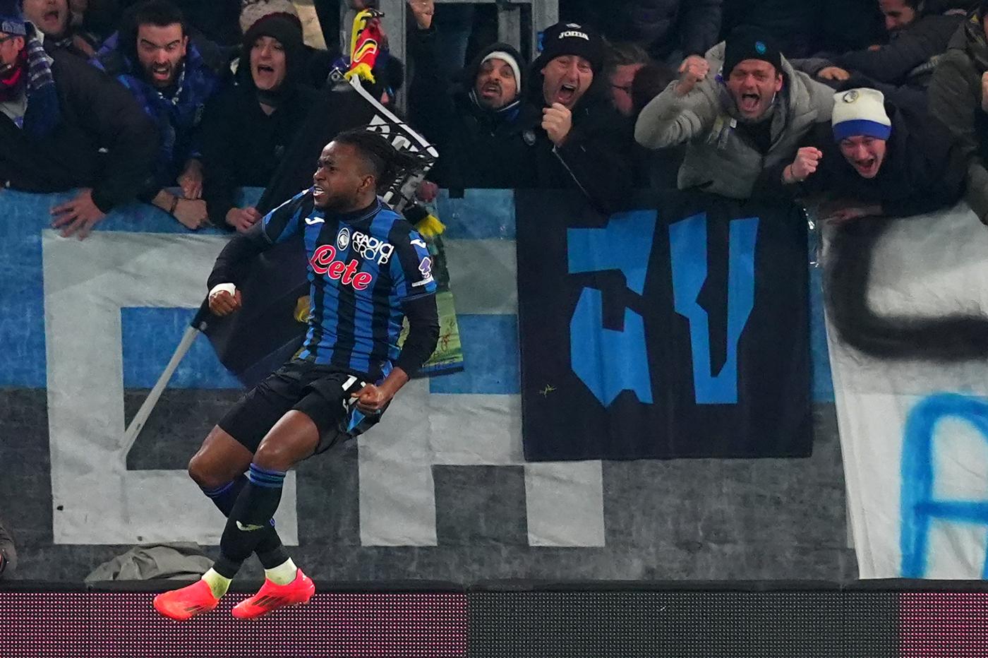 L'attaccante dell'Atalanta Ademola Lookman esulta per il gol segnato al Milan in Serie A