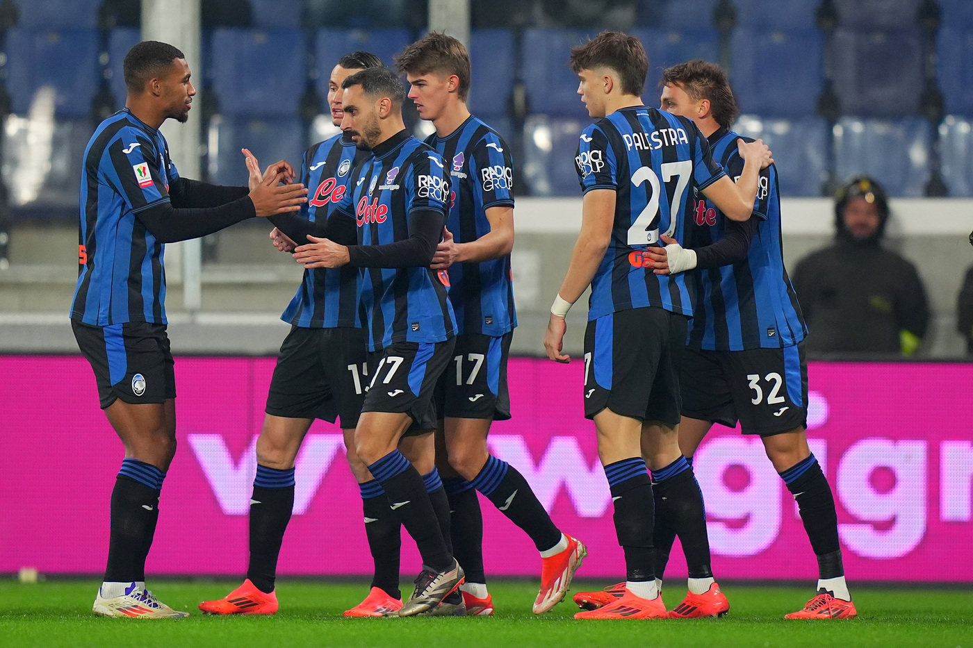 I giocatori dell'Atalanta esultano per un gol segnato contro il Cesena in Coppa Italia