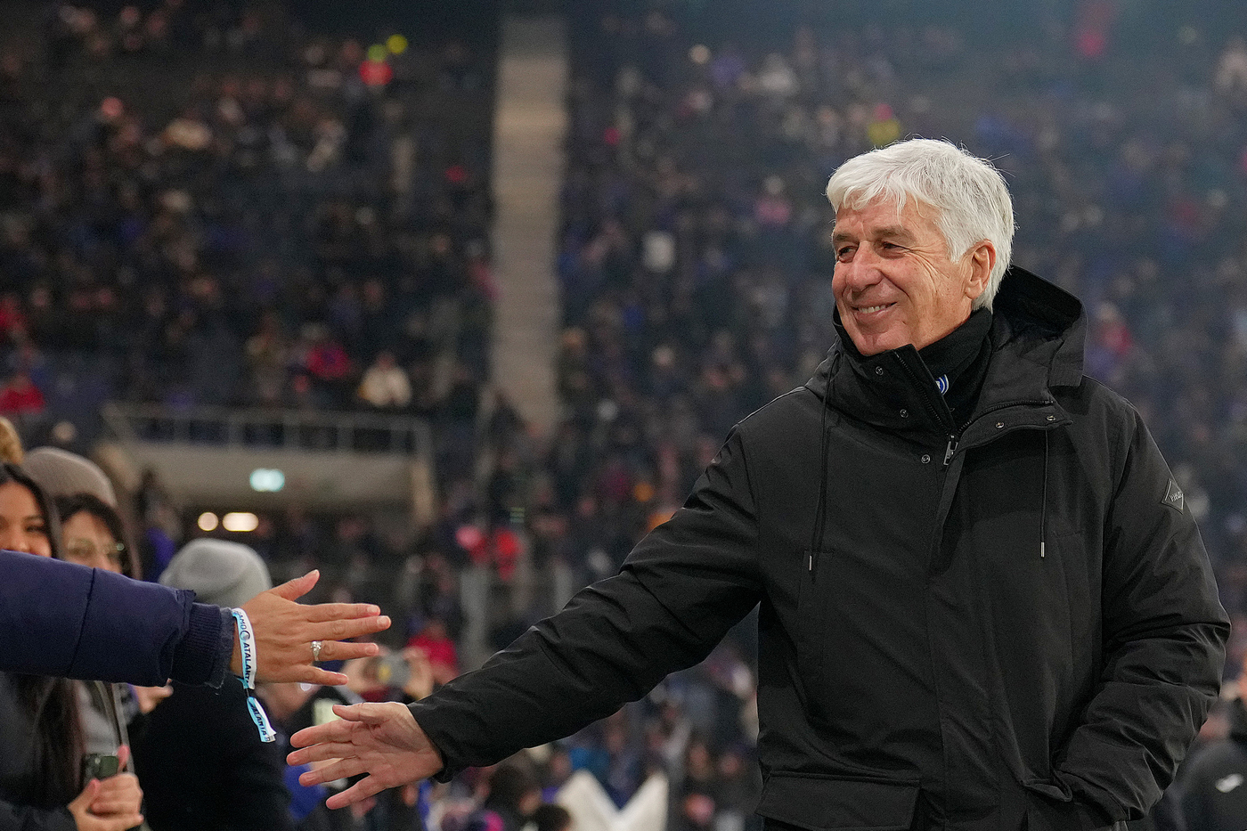 Il tecnico dell'Atalanta Gian Piero Gasperini stringe la mano al tecnico avversario prima degli ottavi di Coppa Italia col Cesena