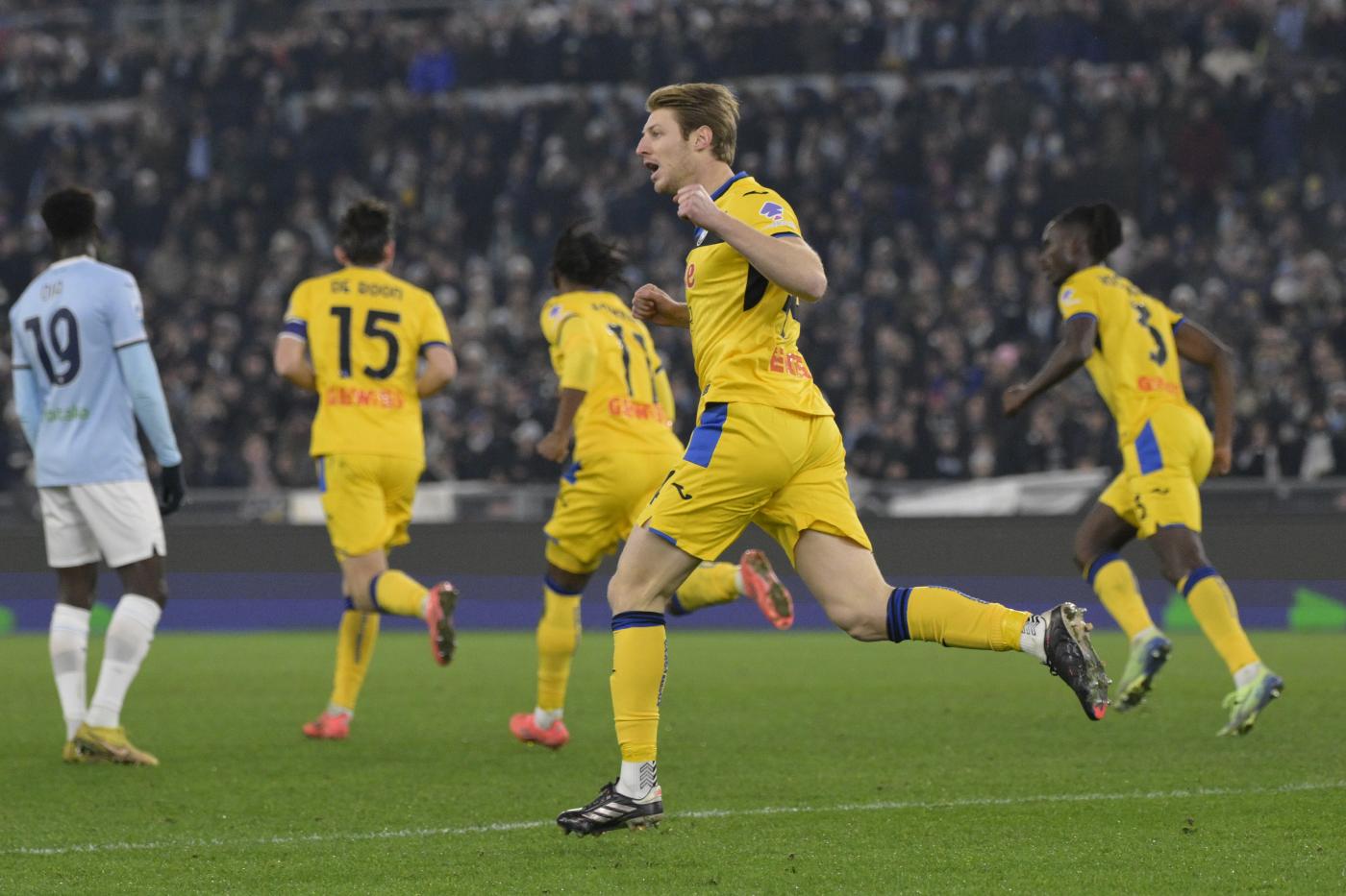 Il centrocampista dell'Atalanta Marco Brescianini esulta per il gol del pari segnato alla Lazio