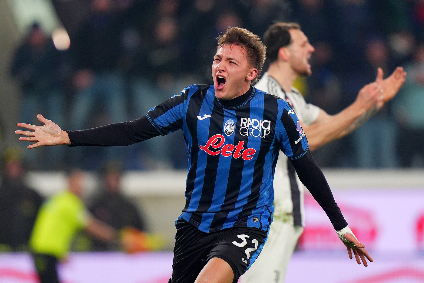 L'attaccante dell'Atalanta Mateo Retegui esulta per un gol segnato alla Juventus