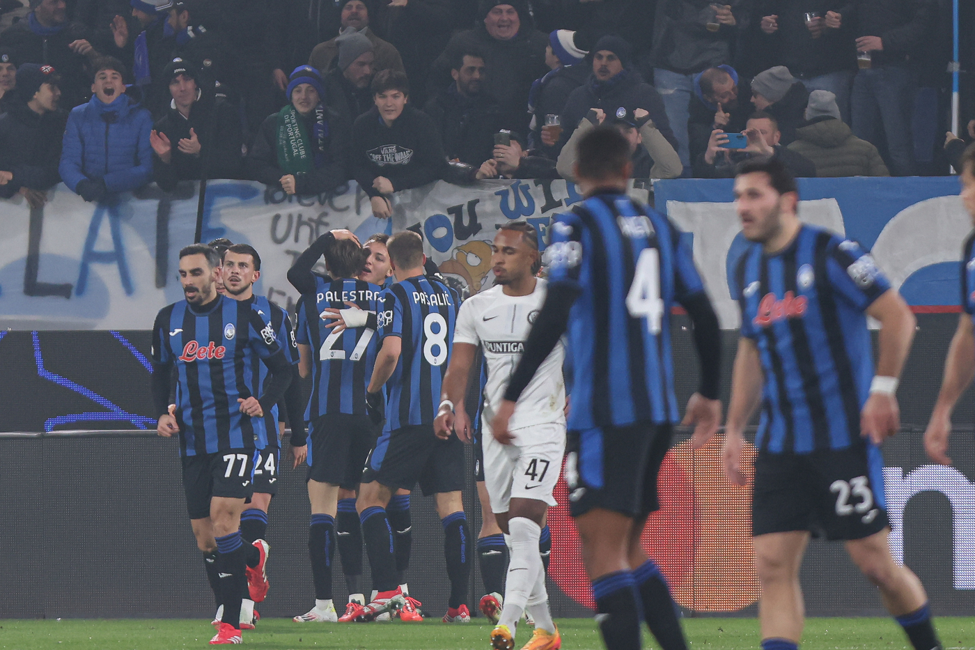 I giocatori dell'Atalanta esultano per un gol segnato allo Sturm Graz