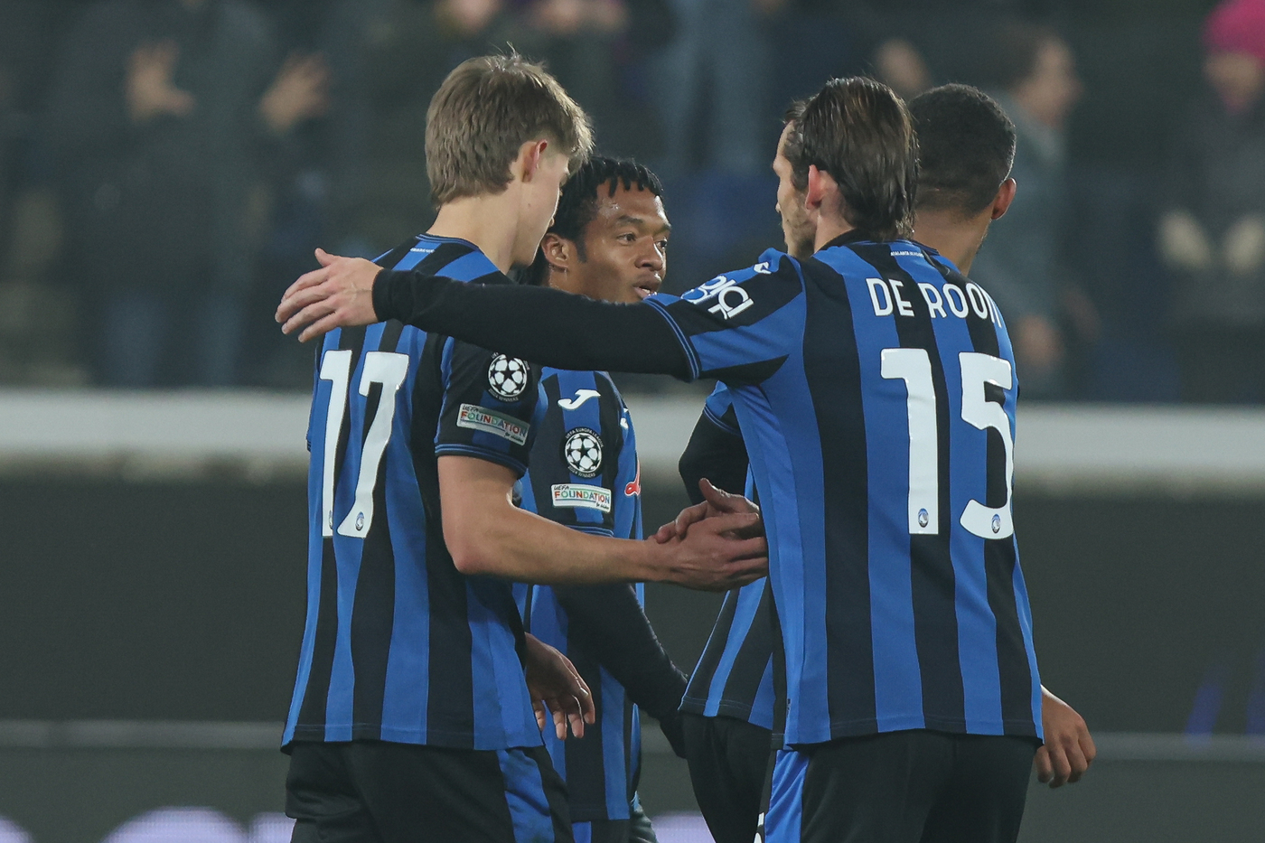 I giocatori dell'Atalanta festeggiano un gol allo Sturm Graz in Champions League